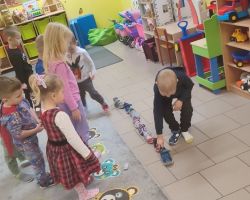 dzieci podczas zabaw i wróżb andrzejkowych