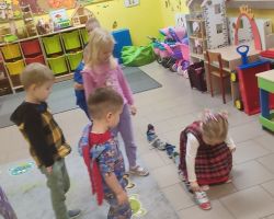 dzieci podczas zabaw i wróżb andrzejkowych