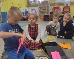 dzieci podczas zabaw i wróżb andrzejkowych