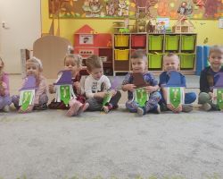 dzieci podczas zabaw i wróżb andrzejkowych