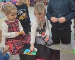 dzieci podczas zabaw i wróżb andrzejkowych