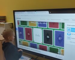 dzieci podczas zabaw i wróżb andrzejkowych