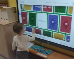 dzieci podczas zabaw i wróżb andrzejkowych