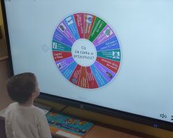 dzieci podczas zabaw i wróżb andrzejkowych