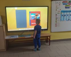 dzieci podczas zabaw i wróżb andrzejkowych