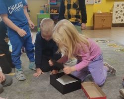 dzieci podczas zabaw i wróżb andrzejkowych