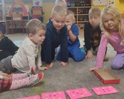 dzieci podczas zabaw i wróżb andrzejkowych