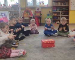 dzieci podczas zabaw i wróżb andrzejkowych