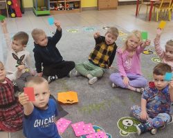 dzieci podczas zabaw i wróżb andrzejkowych