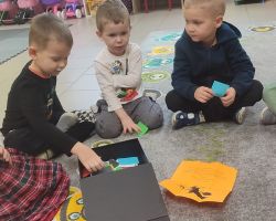 dzieci podczas zabaw i wróżb andrzejkowych