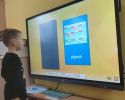 dzieci podczas zabaw i wróżb andrzejkowych