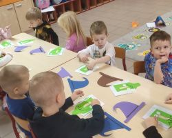 dzieci podczas zabaw i wróżb andrzejkowych