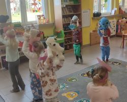 zdjęcia dzieci podczas obchodów dnia pluszowego misia