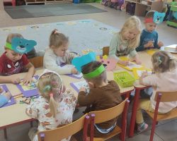 zdjęcia dzieci podczas obchodów dnia pluszowego misia