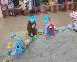 zdjęcia dzieci podczas obchodów dnia pluszowego misia