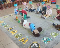 zdjęcia dzieci podczas obchodów dnia pluszowego misia