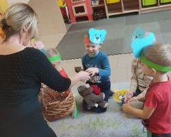 zdjęcia dzieci podczas obchodów dnia pluszowego misia
