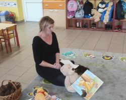 zdjęcia dzieci podczas obchodów dnia pluszowego misia