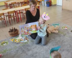 zdjęcia dzieci podczas obchodów dnia pluszowego misia