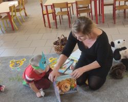 zdjęcia dzieci podczas obchodów dnia pluszowego misia