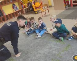 zdjęcia dzieci podczas spotkania z policjantem
