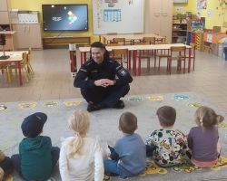 zdjęcia dzieci podczas spotkania z policjantem