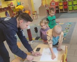 zdjęcia dzieci podczas spotkania z policjantem