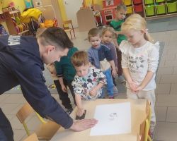 zdjęcia dzieci podczas spotkania z policjantem