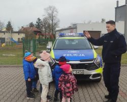 zdjęcia dzieci podczas spotkania z policjantem