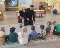 zdjęcia dzieci podczas spotkania z policjantem