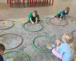 zdjęcia dzieci podczas zajęć matematycznych