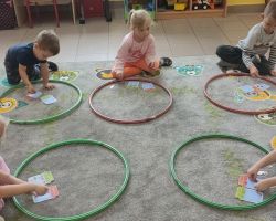 zdjęcia dzieci podczas zajęć matematycznych