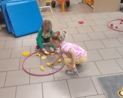 zdjęcia dzieci podczas zajęć matematycznych