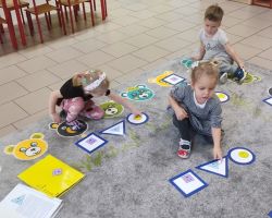 zdjęcia dzieci podczas zajęć matematycznych