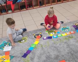 zdjęcia dzieci podczas zajęć matematycznych