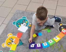 zdjęcia dzieci podczas zajęć matematycznych