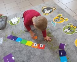 zdjęcia dzieci podczas zajęć matematycznych