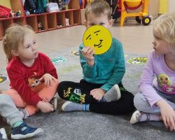 zdjęcia dzieci podczas zajęć matematycznych