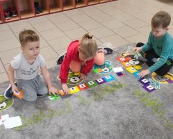 zdjęcia dzieci podczas zajęć matematycznych