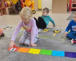 zdjęcia dzieci podczas zajęć matematycznych