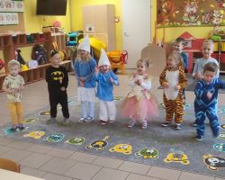 zdjęcia dzieci podczas obchodów dnia postaci z bajek