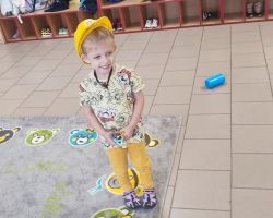 zdjęcia dzieci podczas obchodów dnia postaci z bajek