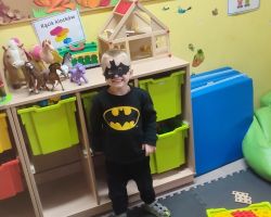 zdjęcia dzieci podczas obchodów dnia postaci z bajek