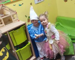 zdjęcia dzieci podczas obchodów dnia postaci z bajek