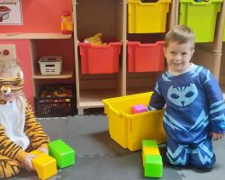 zdjęcia dzieci podczas obchodów dnia postaci z bajek