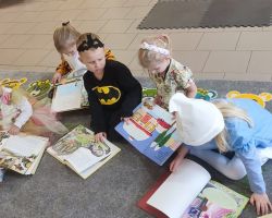 zdjęcia dzieci podczas obchodów dnia postaci z bajek