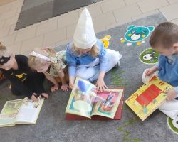 zdjęcia dzieci podczas obchodów dnia postaci z bajek