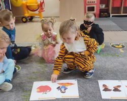 zdjęcia dzieci podczas obchodów dnia postaci z bajek