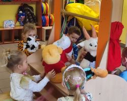 zdjęcia dzieci podczas obchodów dnia postaci z bajek