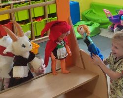 zdjęcia dzieci podczas obchodów dnia postaci z bajek